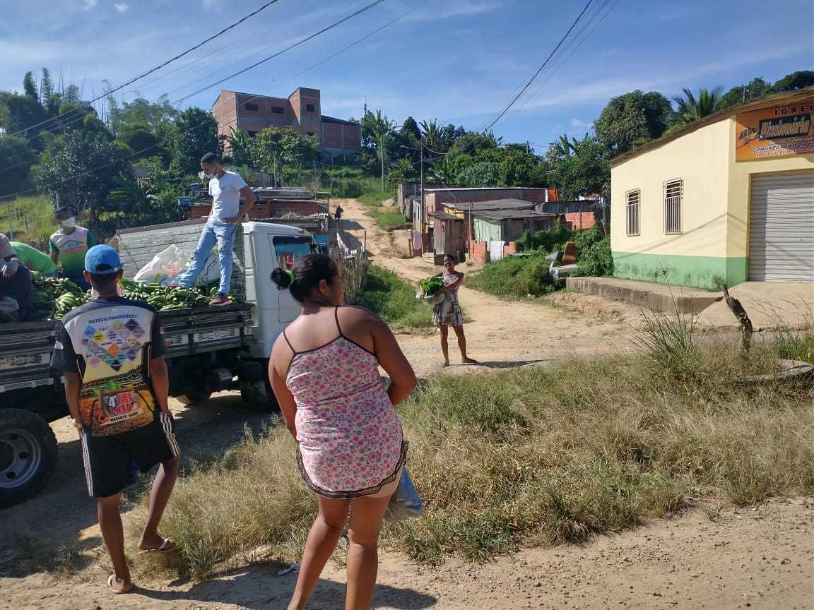 Camacã: Famílias carentes da Portelinha I e do Bairro Joana Angélica são beneficiadas com o Programa de Aquisição de Alimentos